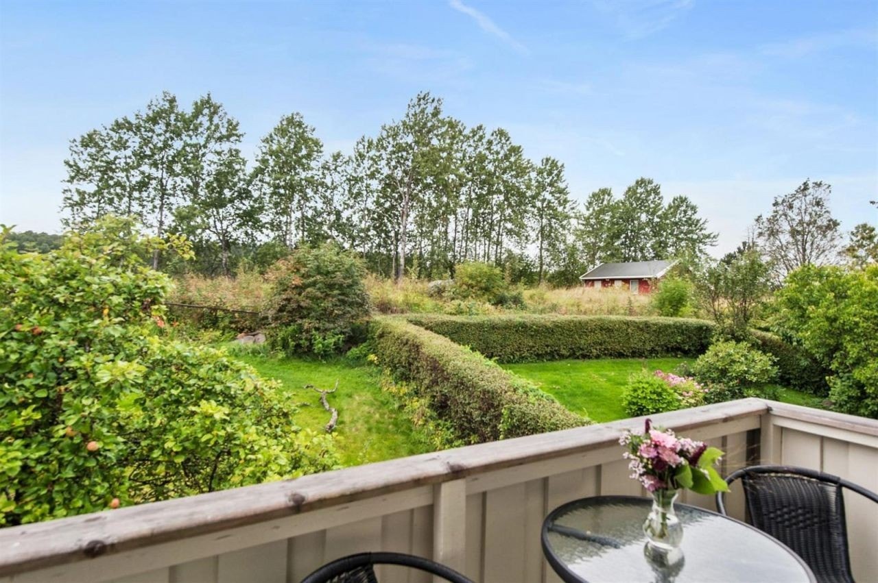 Solrik balkong på ca. 4,5 kvm. Ettermiddags- og kveldssol. Bord og stoler på balkongen. Hyggelig utsyn fra balkongen. Galleribilde