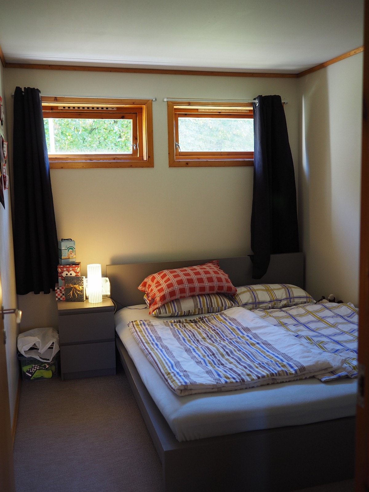 Soverom, seng og nattbord følger med Galleribilde