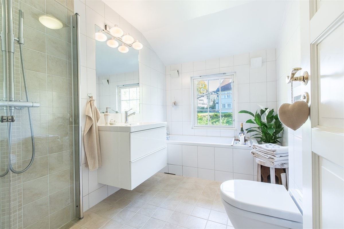 Badet i 2.etg. ble pusset opp i 2009, og er innredet med veggmontert toalett, innfliset badekar, dusjhjørne med innfellbare dører i herdet glass, servantskap, speil med overlys, samt integrert skap. Galleribilde