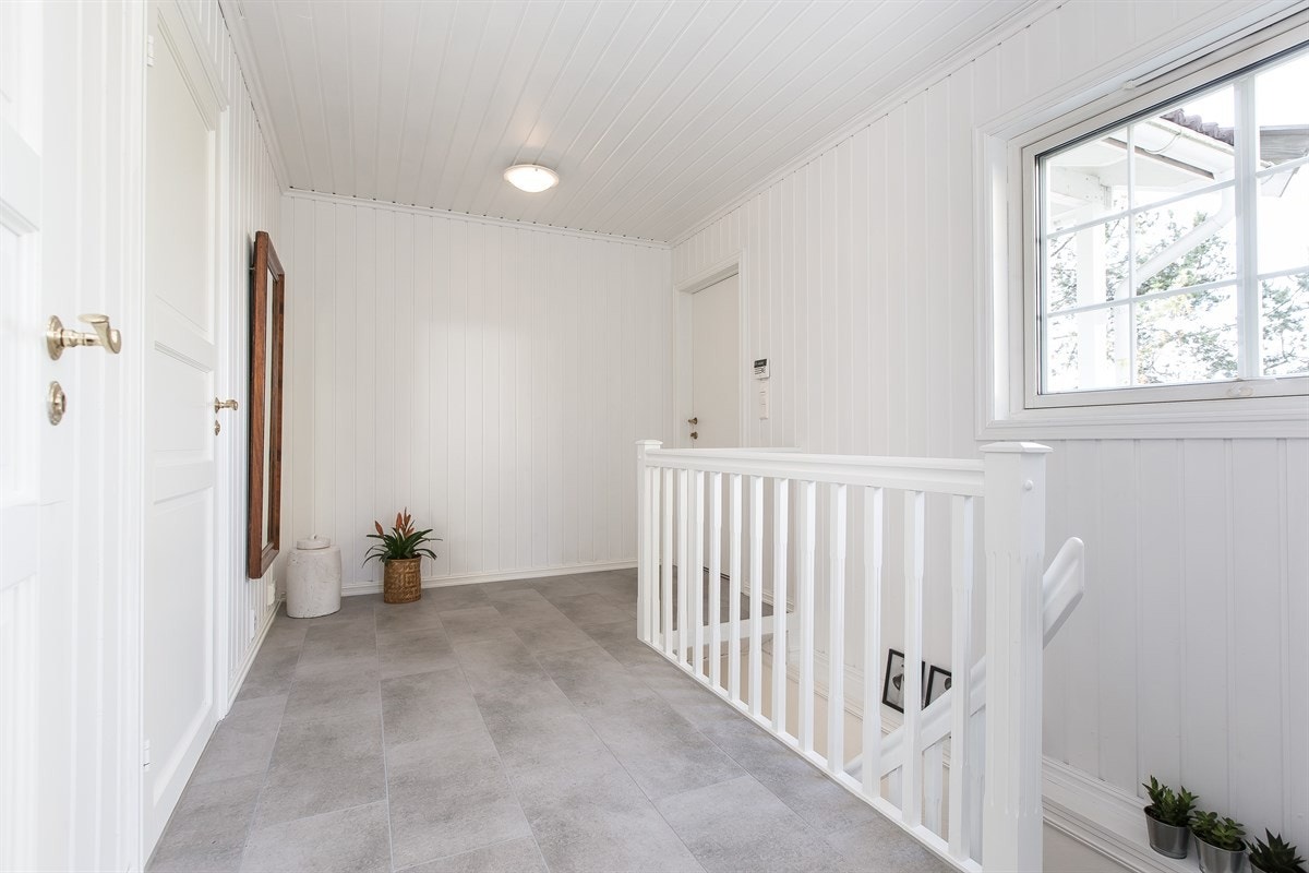 Romslig hall med garderobe/hall Galleribilde