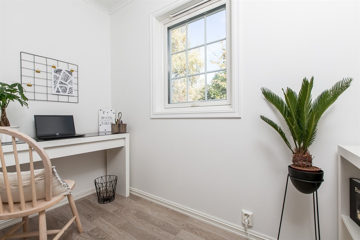 Kontor/garderobe i tilknytning til hall i 1.etg. Galleribilde