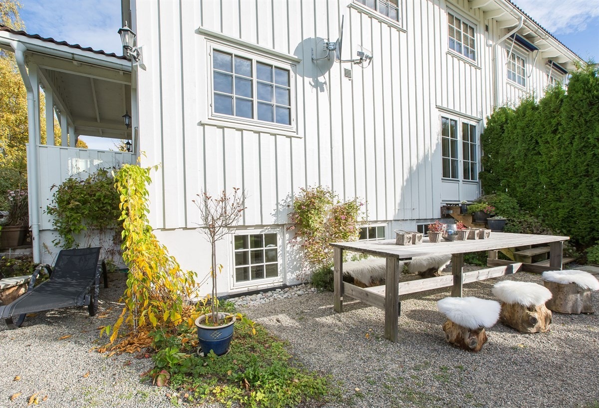 I hagen er det flere solrike terrasseområder Galleribilde