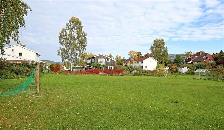 Flott friareale som ligger like ved boligen. Her er det fotballbane, lekeplass og sittebenker. Galleribilde