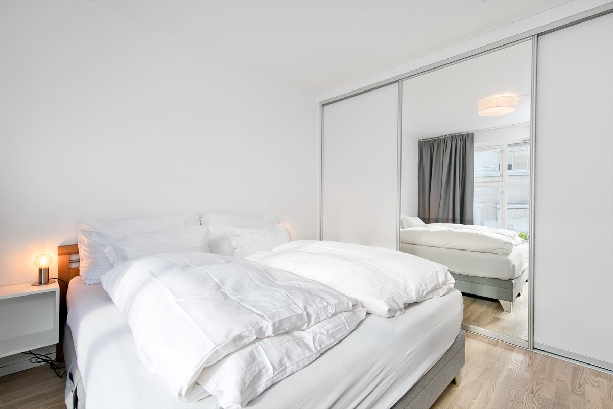 Stor skyvedørsgarderobe med speilfront Galleribilde