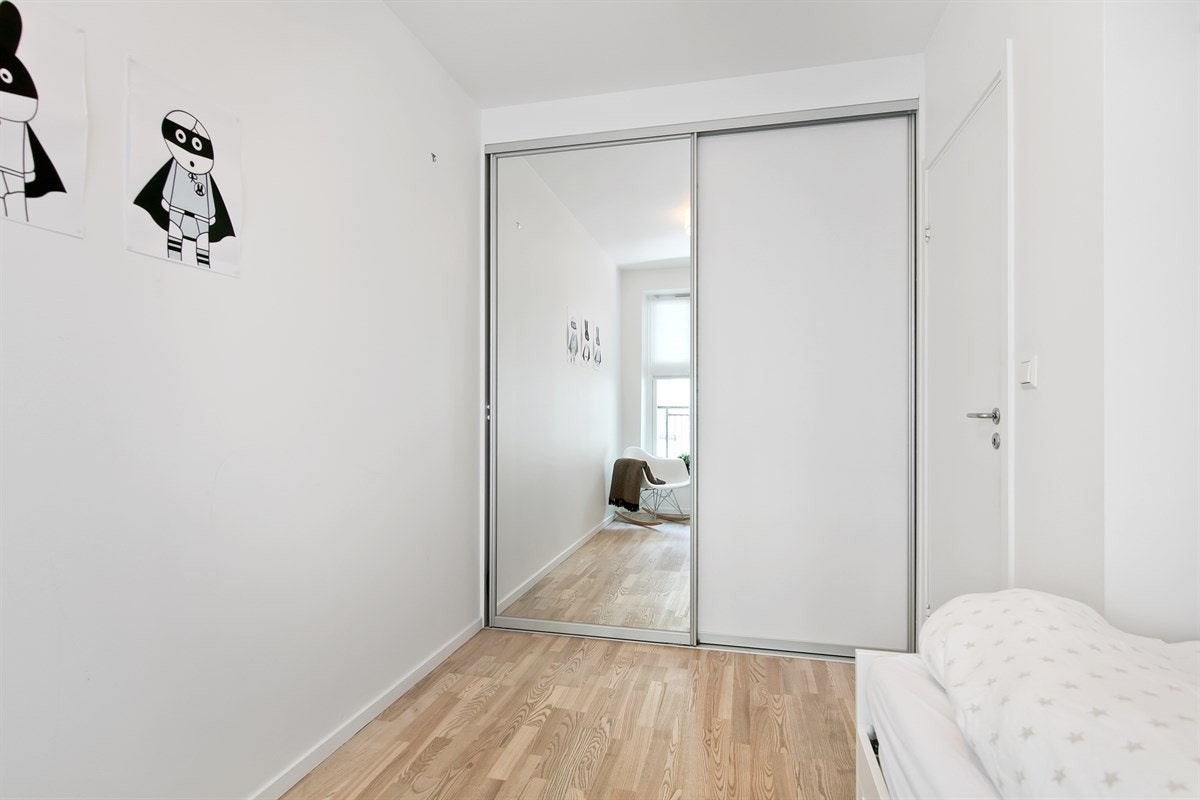 Skyvedørsgarderobe med god plass til oppbevaring Galleribilde