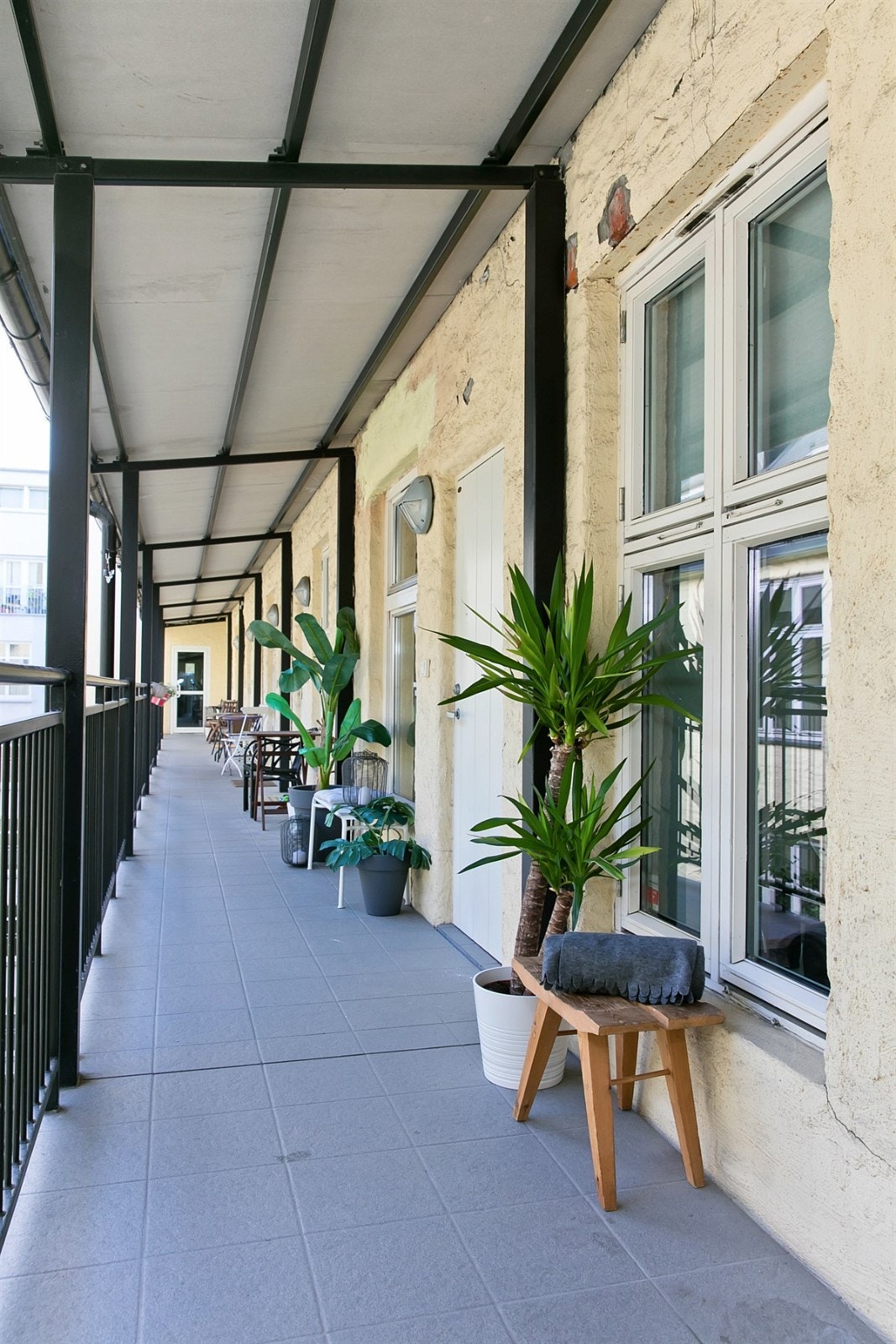 Sjarmerende svalgangsbalkong foran leiligheten Galleribilde