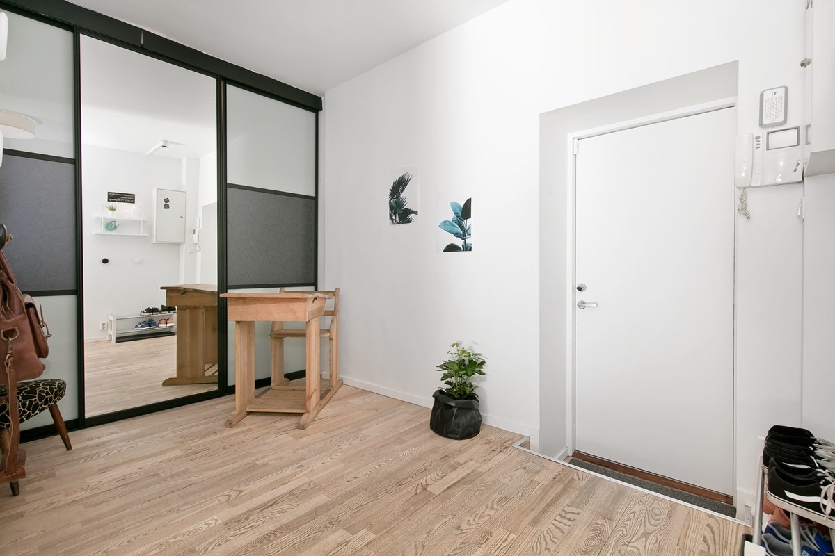 Stor herlig entré med svært praktisk walk-in closet med skyvedører Galleribilde