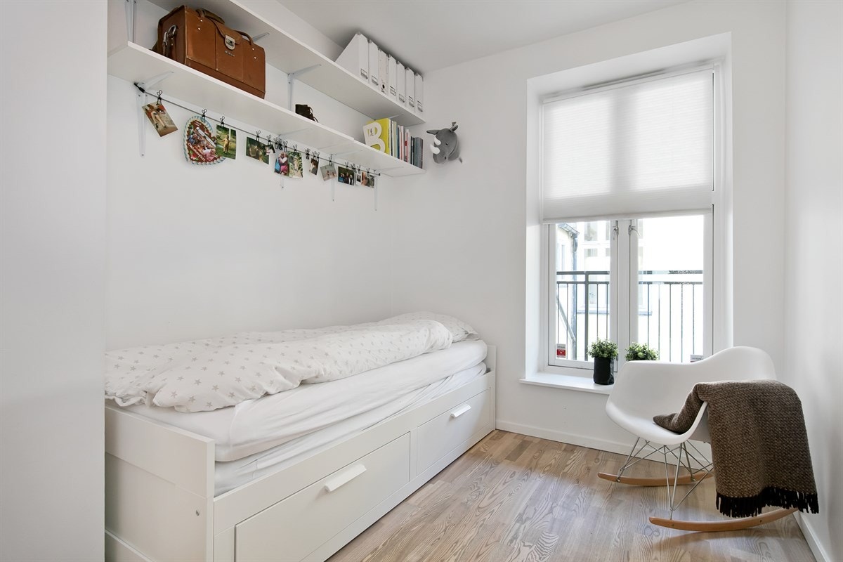 Soverom 2 vender inn mot rolig bakgård Galleribilde