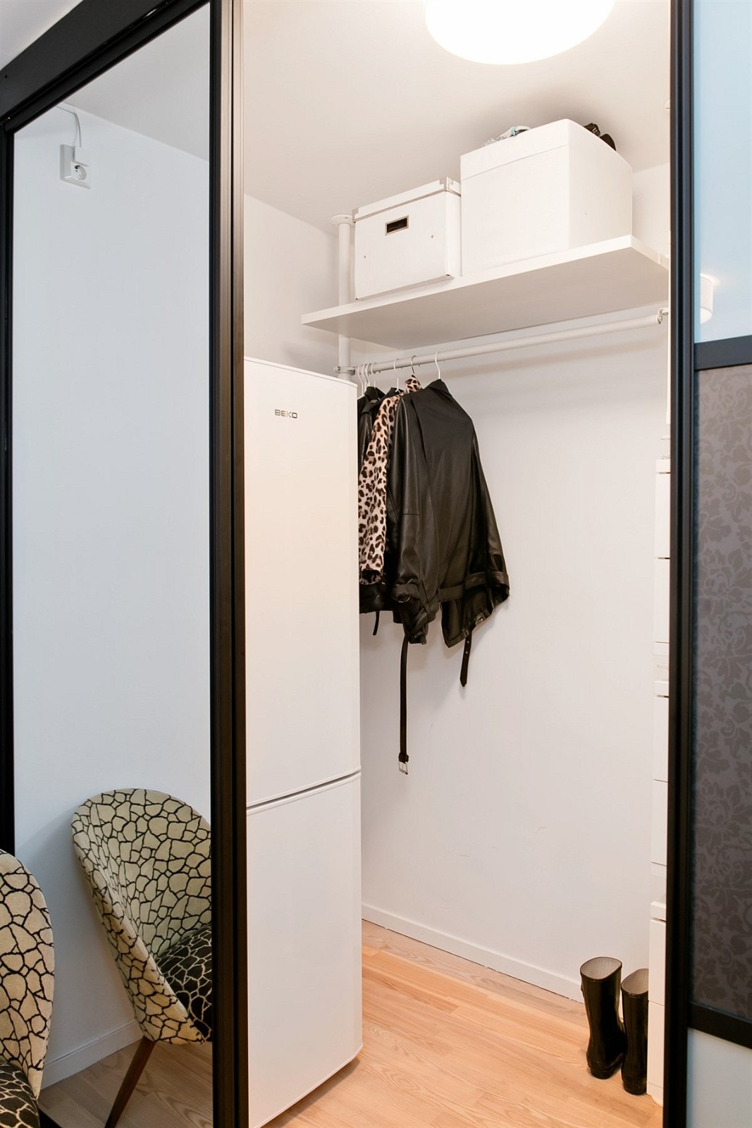 Walk-in closet med svært god plass til oppbevaring Galleribilde