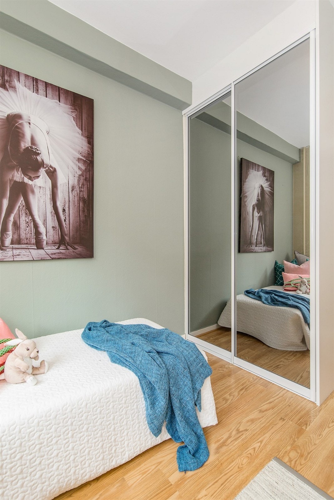 Skyvedørsgarderobe på soverom. Galleribilde