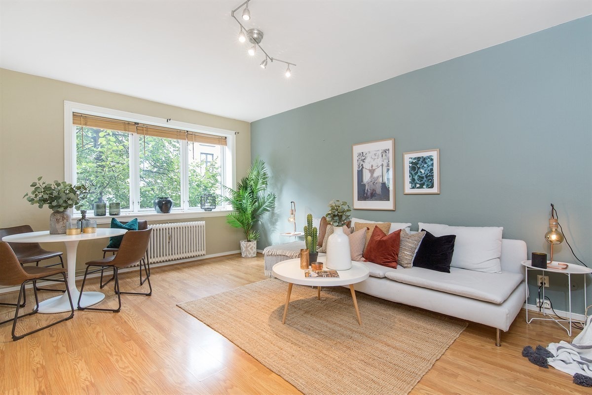Romslig stue med god plass til spisebord. Galleribilde