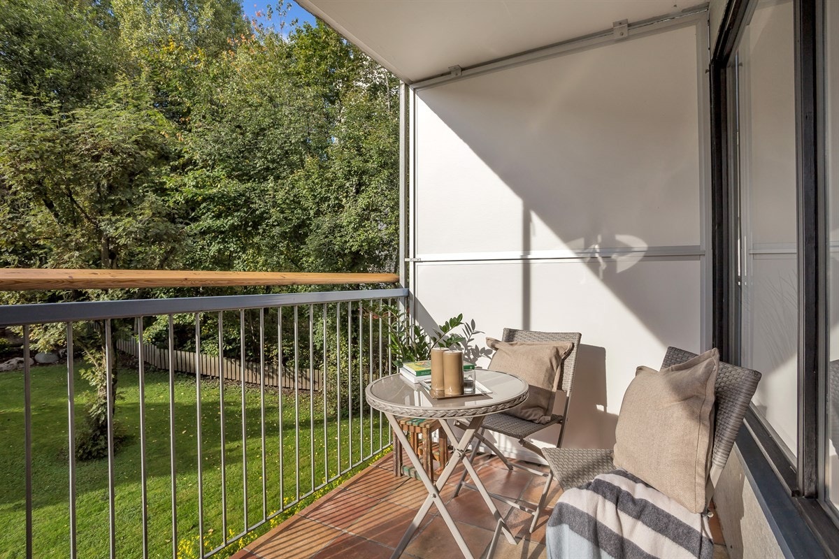 Solrik balkong med utsikt Galleribilde