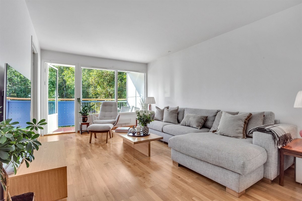 Stue med utgang til solrik balkong. Galleribilde