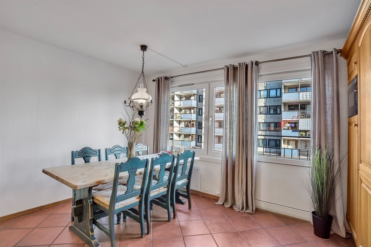 Innholdsrikt kjøkken med stor plass til spisebord Galleribilde