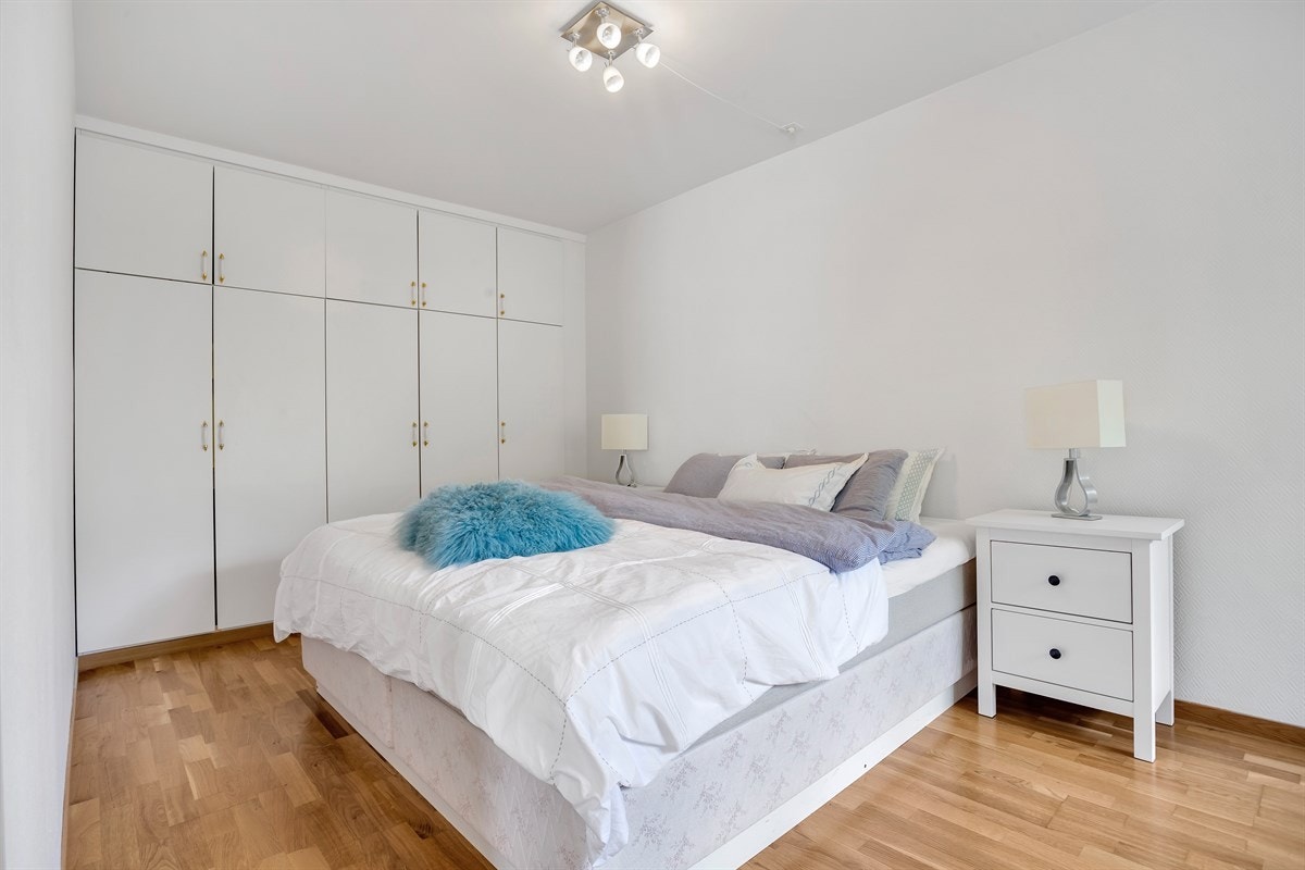 Stort hovedsoverom med garderobeløsning Galleribilde