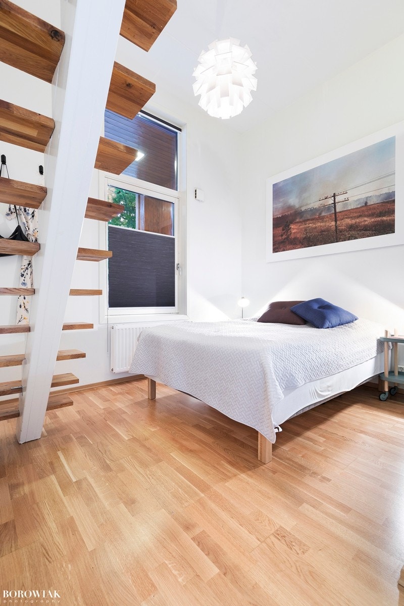 Et lunt og romslig hovedsoverom med god plass til dobbeltseng i tillegg til rikelig med plass for oppbevaring. Galleribilde
