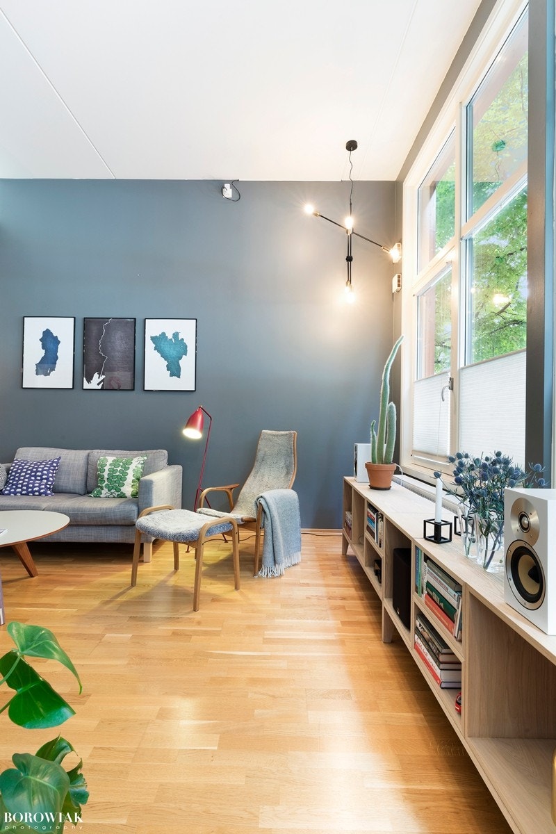 Med store vindusflater kan man fint skjerme vekk innsyn ved hjelp av spesialltilpassede persienner, uten at det går utover lysinslippet. Galleribilde