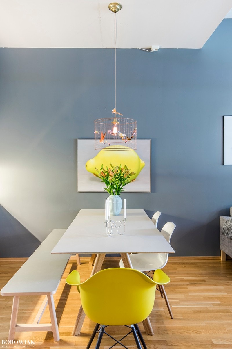 Stuen er malt en dus og delikat grå farge og har et velholdt 3-stavs parkettgulv. Galleribilde