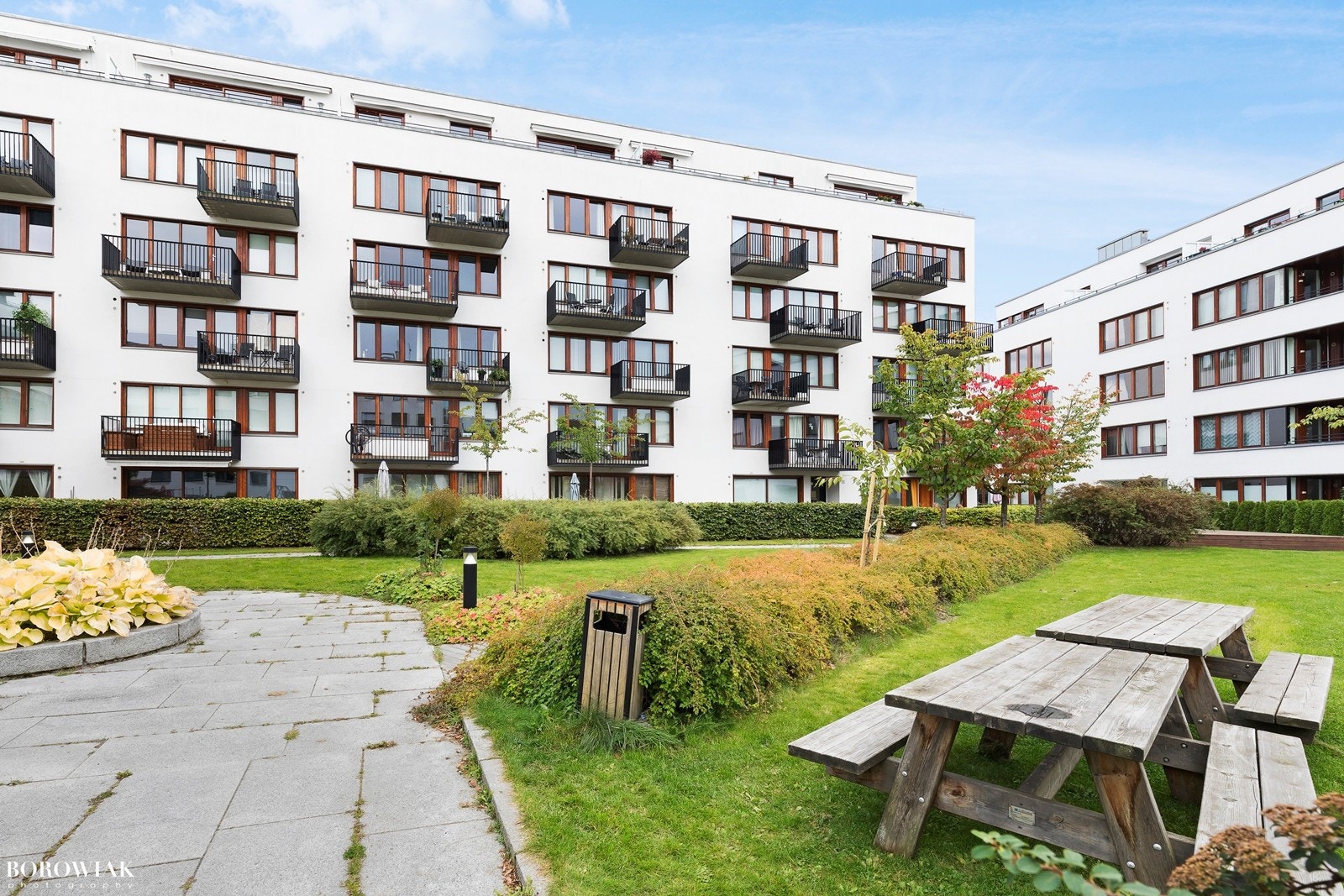 Koselig opparbeidet felles bakgård med hyggelige sittegrupper, gressplen og beplantning som blir hold godt vedlike, og er et hyggelig uteområde for beboerne. Galleribilde