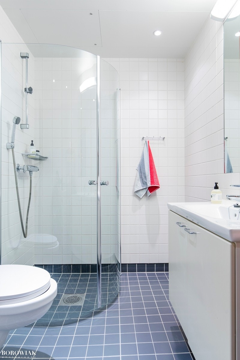 Badet er utstyrt med innfellbare dusjvegger i glass som sikrer god plassutnyttelse, vegghengt toalett og vask med underskap. Opplegg for vaskemaskin og tørketrommel. Galleribilde