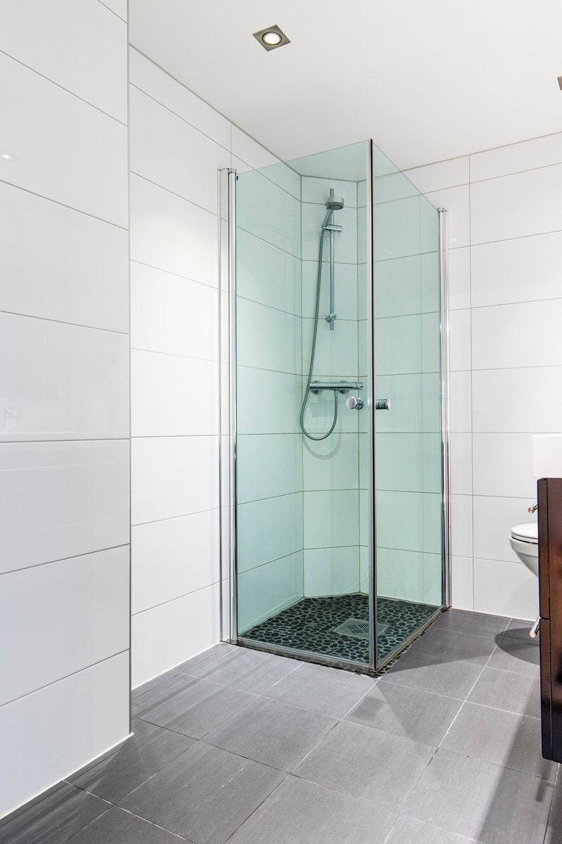 Dusjhjørne med foldbare glassdører Galleribilde