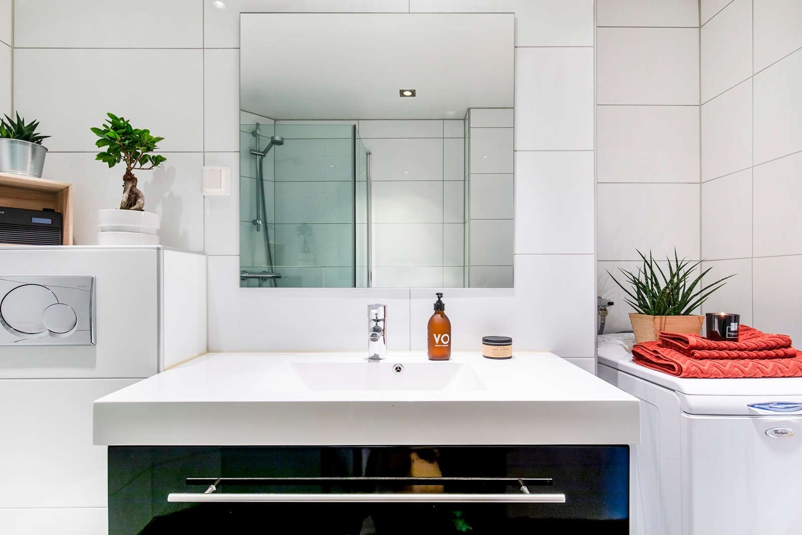 Delikat servant med opplegg til vaskemaskin samt vegghengt toalett Galleribilde