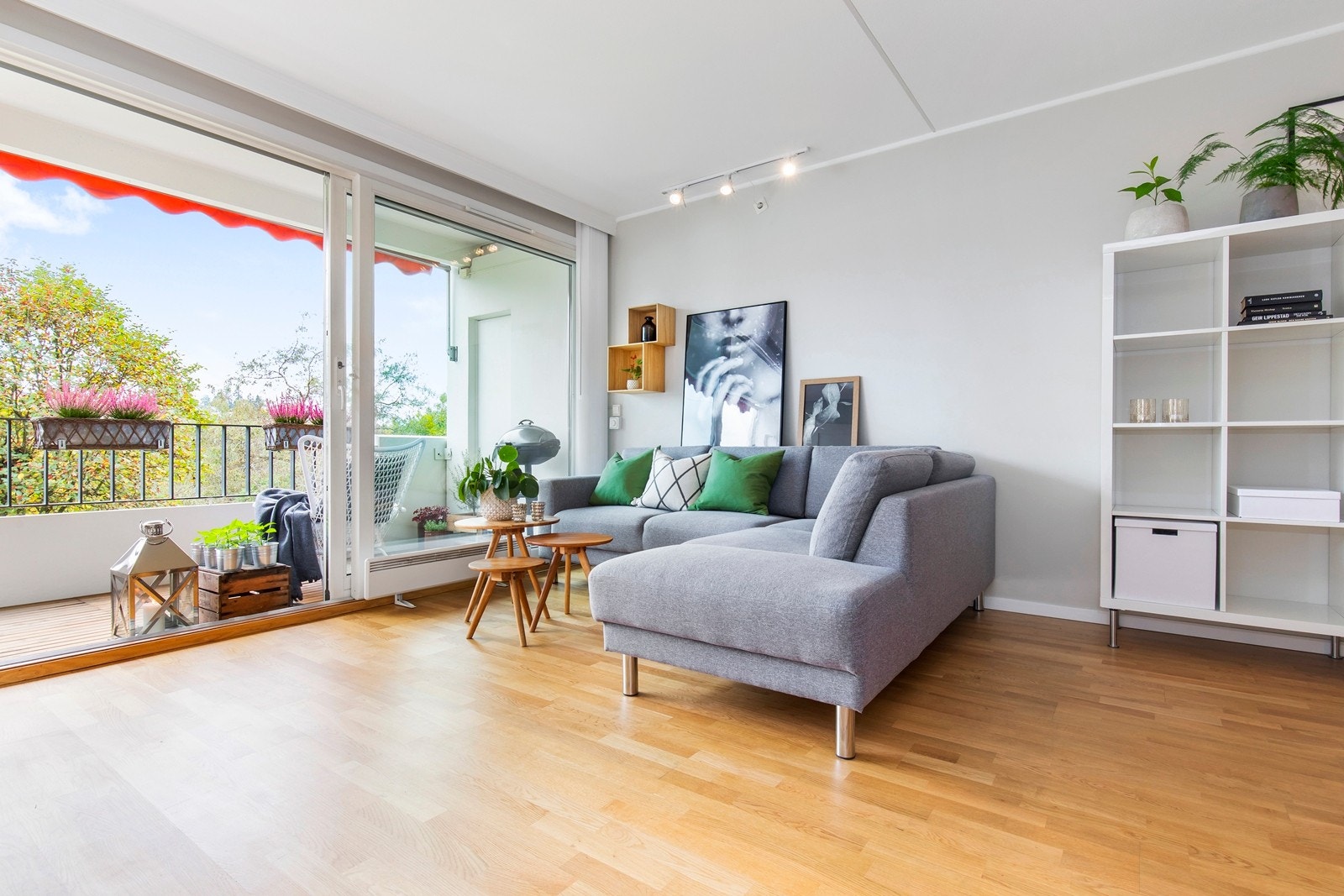 Store vinduer gir godt med lysinnslipp og skaper en luftig atmosfære i stuen Galleribilde