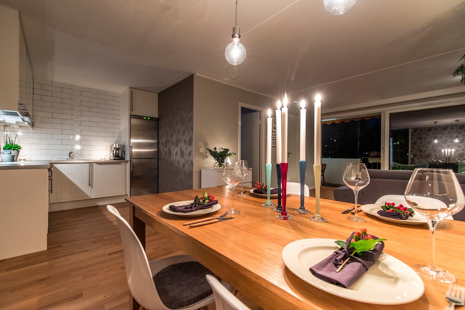 Delvis åpen stue og kjøkken løsning Galleribilde