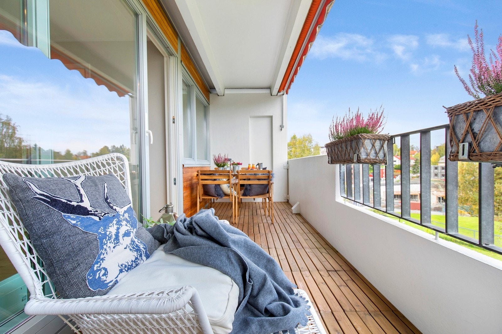 Frodig utsyn fra balkong i et rolig område Galleribilde