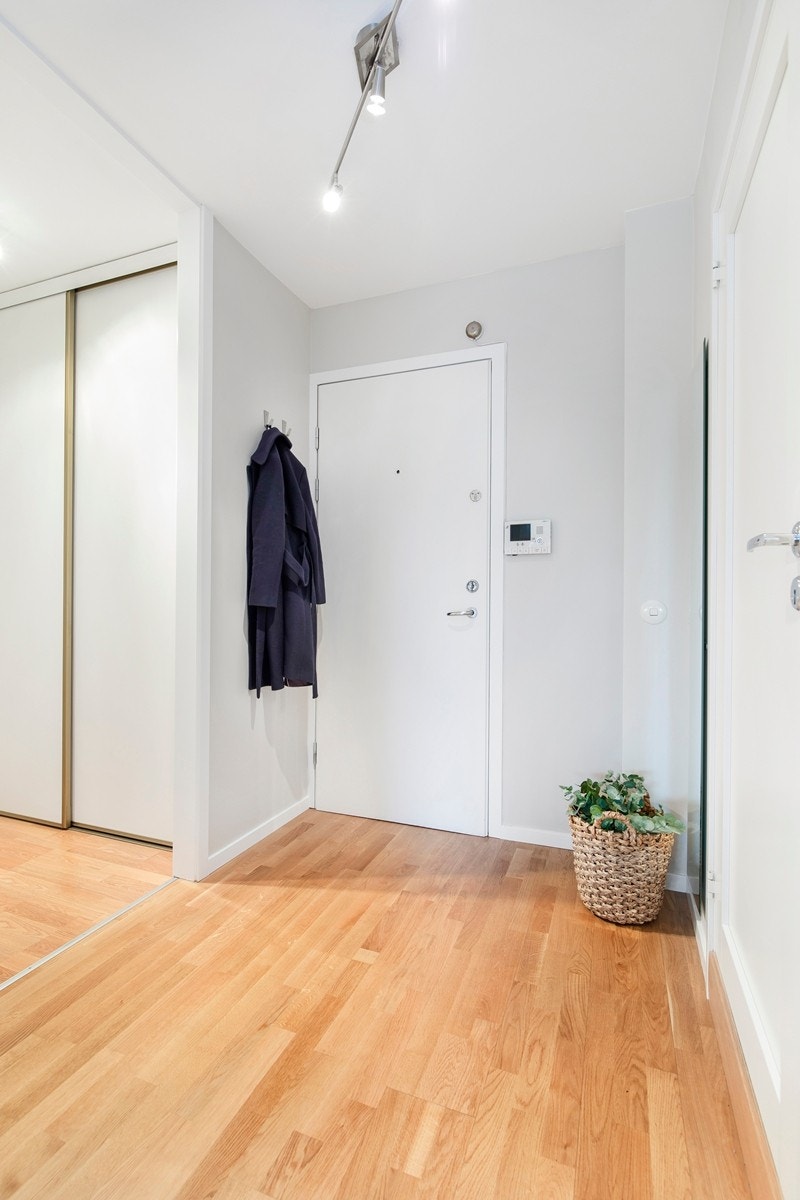 God plass i gang/entre, samt interert garderobeskap Galleribilde