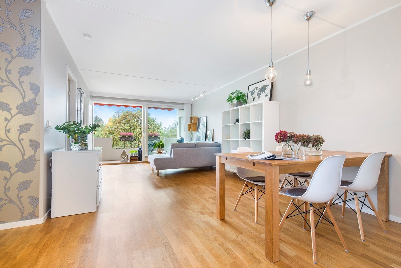 Godt med plass til spisegruppe mellom stue og kjøkken Galleribilde