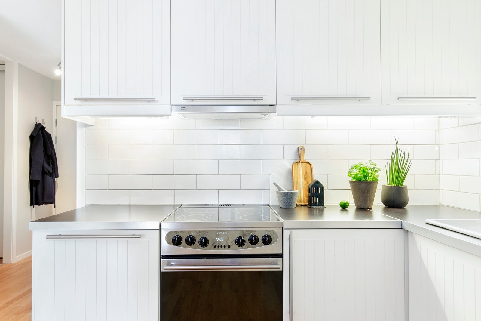 Godt med skap og benkplass gjør matlagningen til en glede Galleribilde