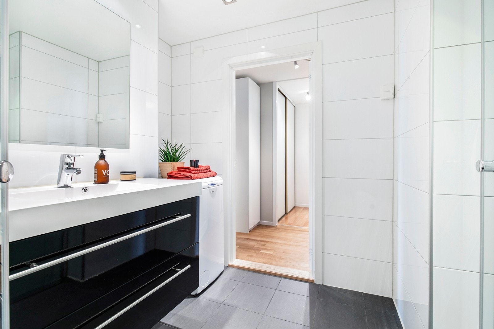 Delikat, romslig og flislagt bad med varmekabler i gulv. Galleribilde