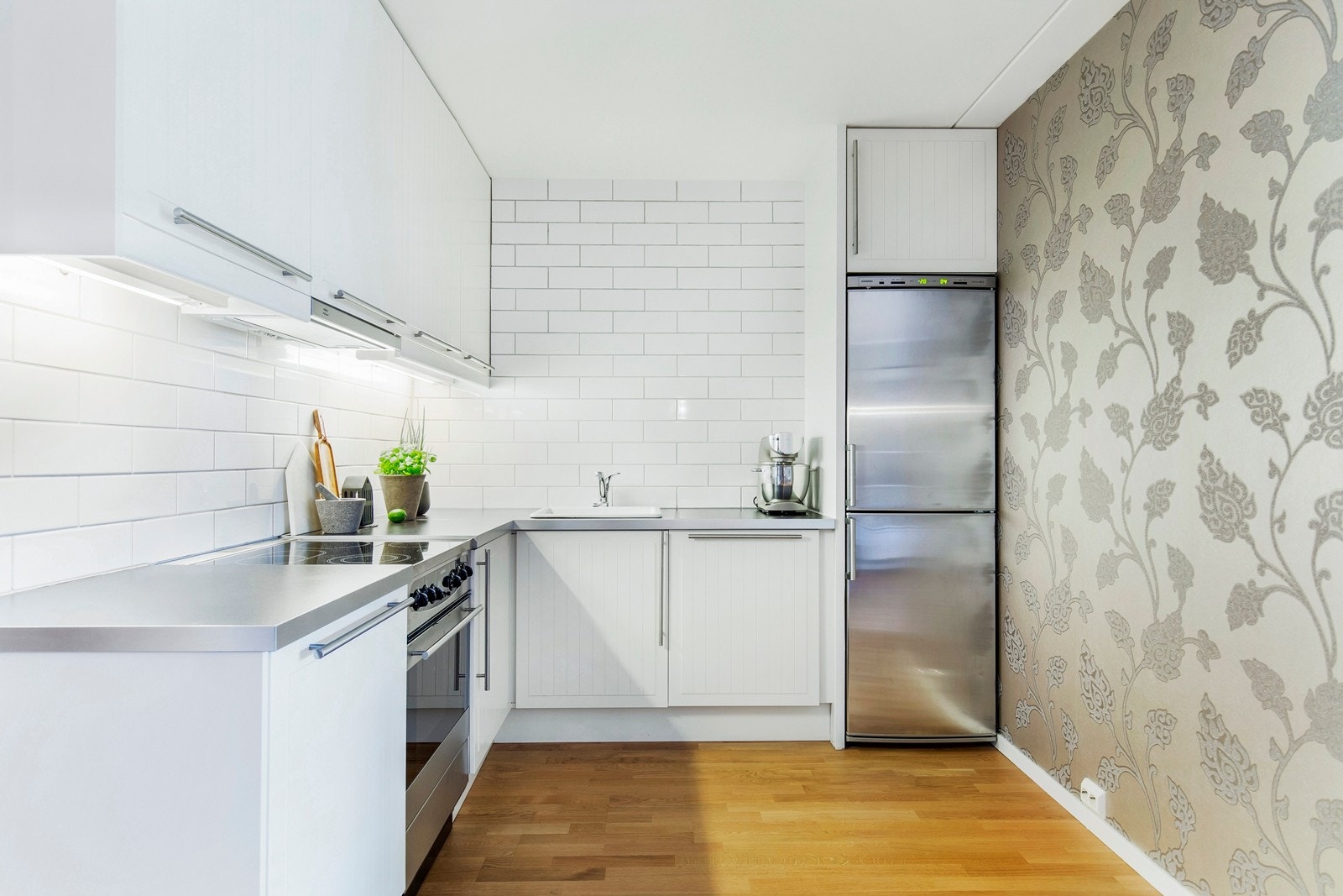 Flotte, lyse fliser mellom over- og underskap Galleribilde