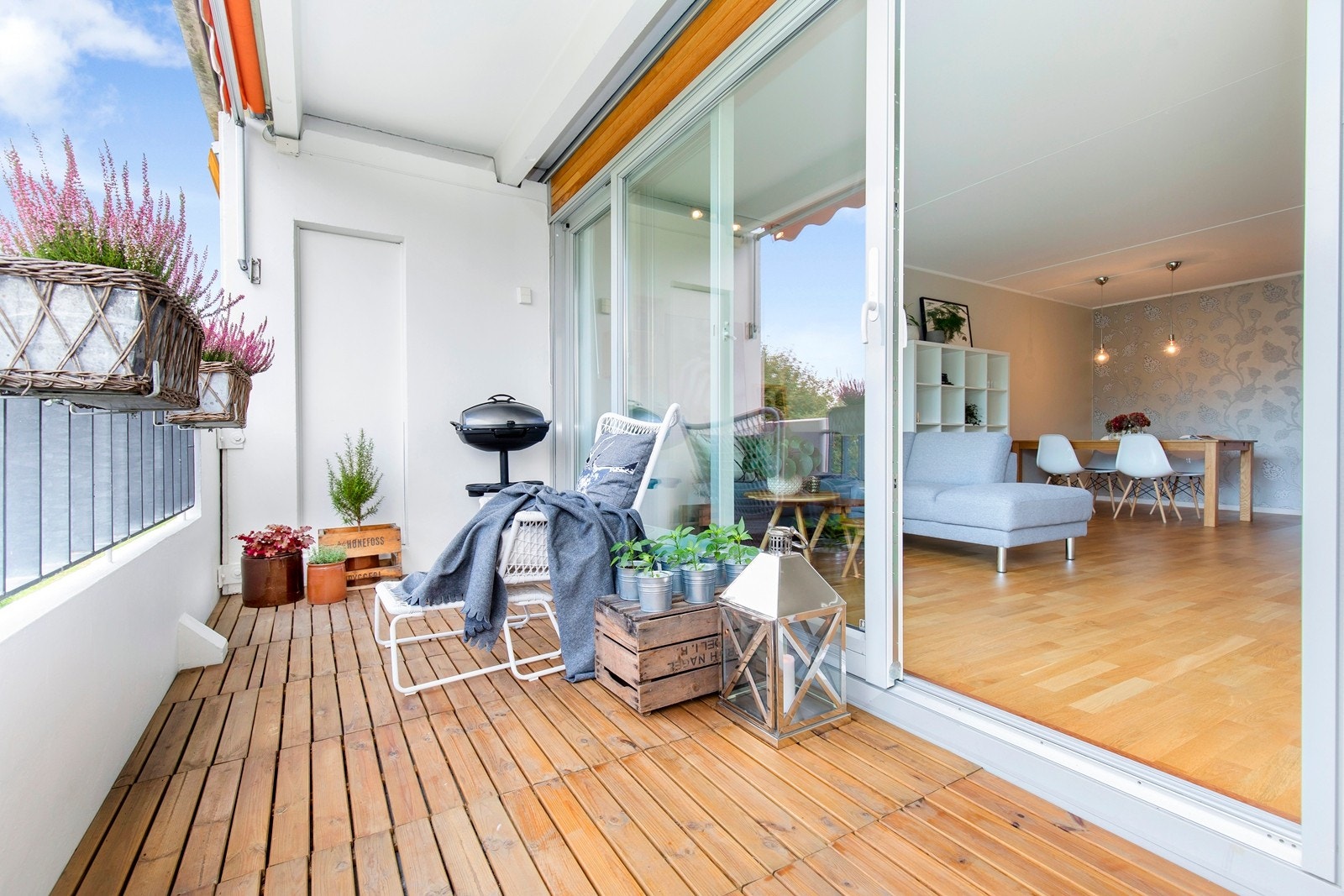 I tillegg til balkong har leiligheten også garasjeplass! Galleribilde