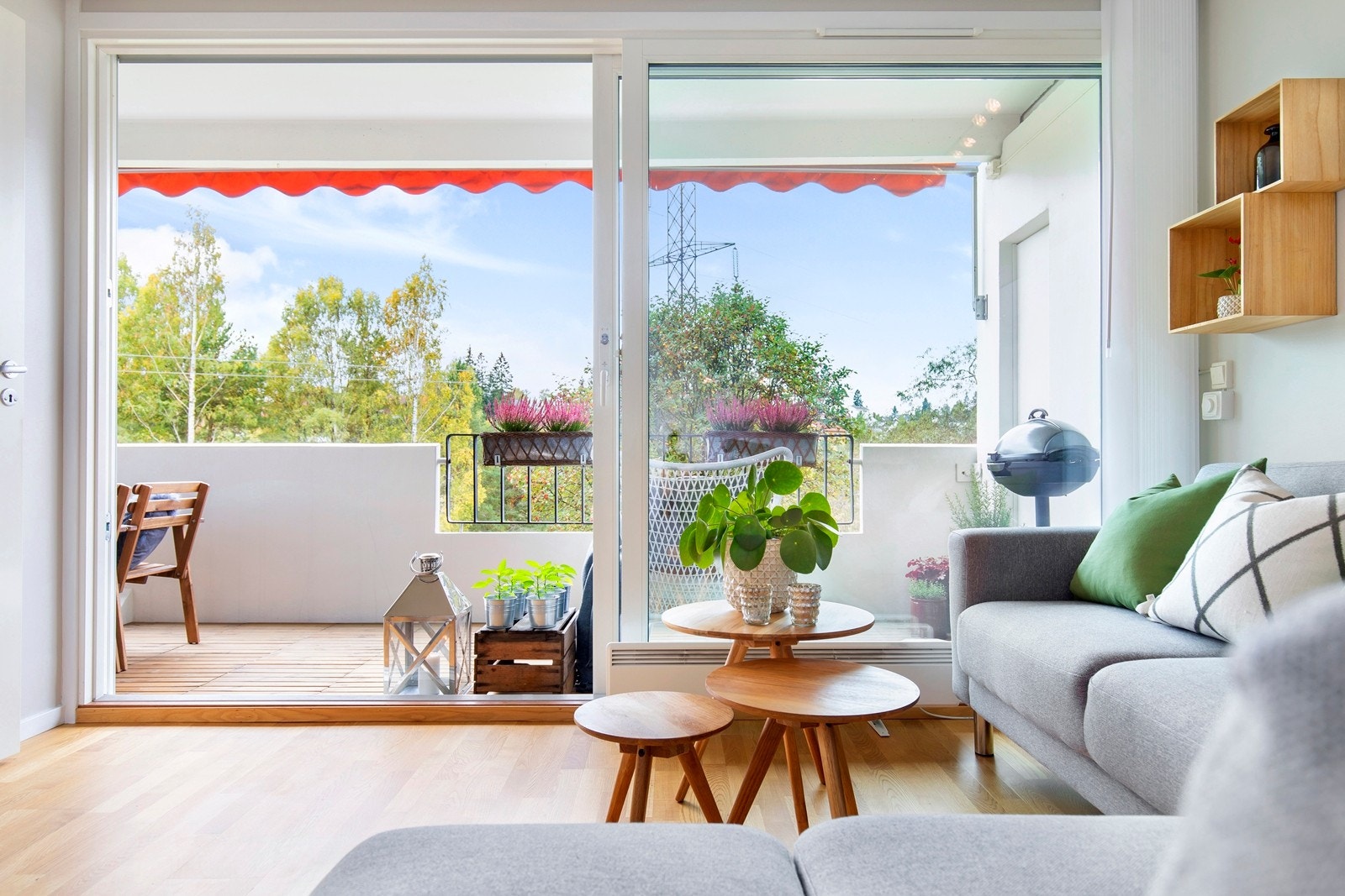 Leiligheten har en fin intern beliggenhet i 2. etasje med heisadkomst Galleribilde