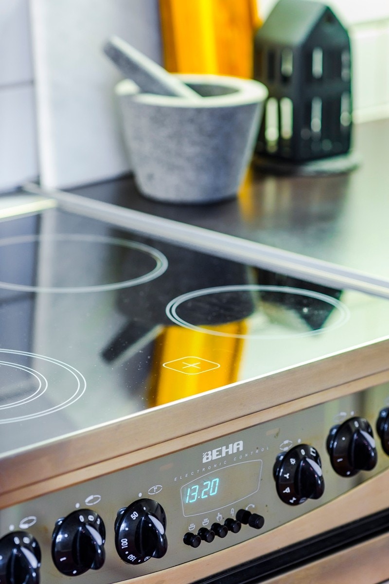 Integrert i innredningen er oppvaskmaskin samt nisje til komfyr og kjøleskap Galleribilde