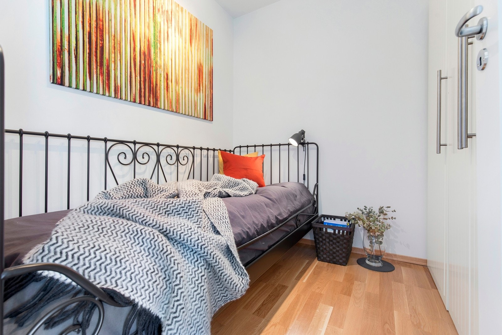 Ekstra innredet rom med gode muligheter for oppbevaring Galleribilde