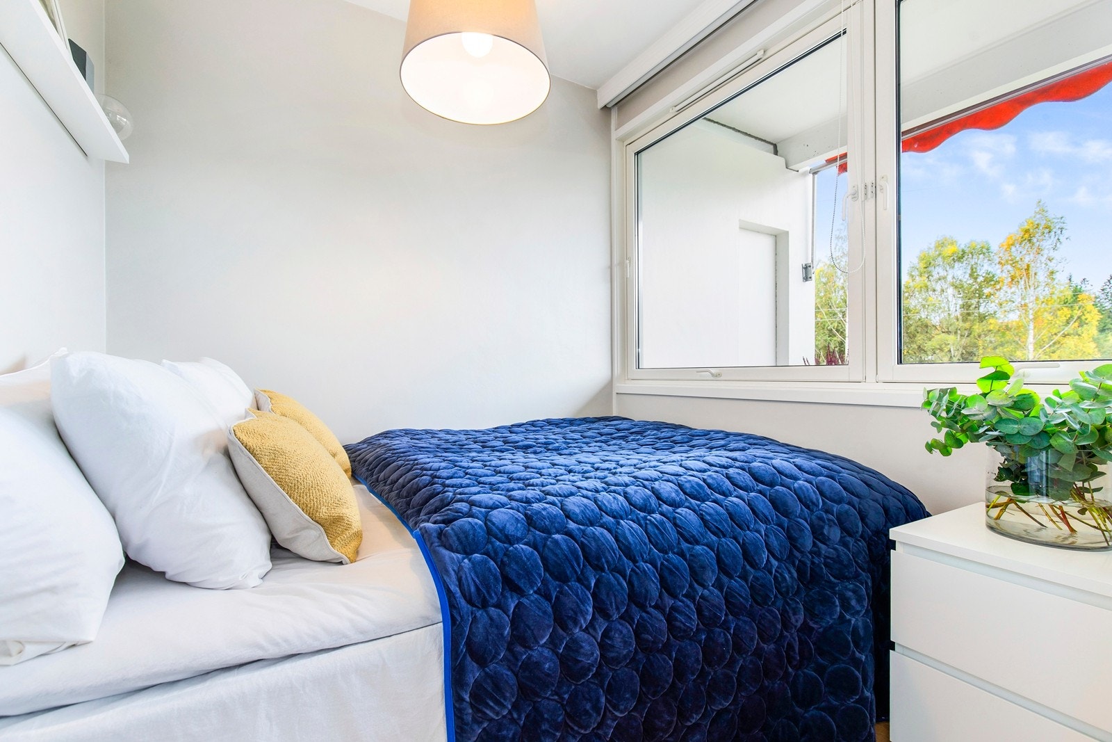 Store vinduer med flott utsyn til naturen - rolige omgivelser Galleribilde