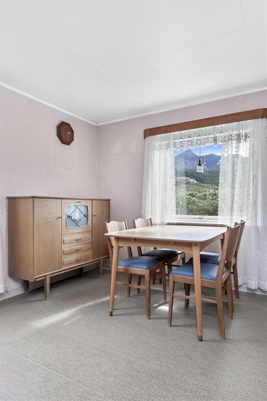 Lys stue med plass til flere sittegrupper. Galleribilde
