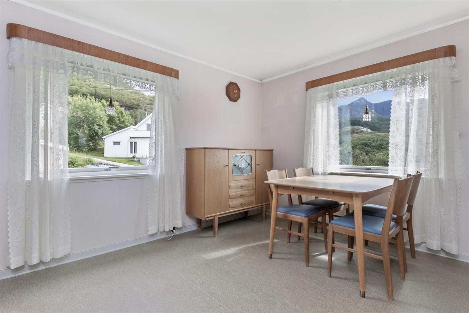 Lys stue med plass til flere sittegrupper. Galleribilde