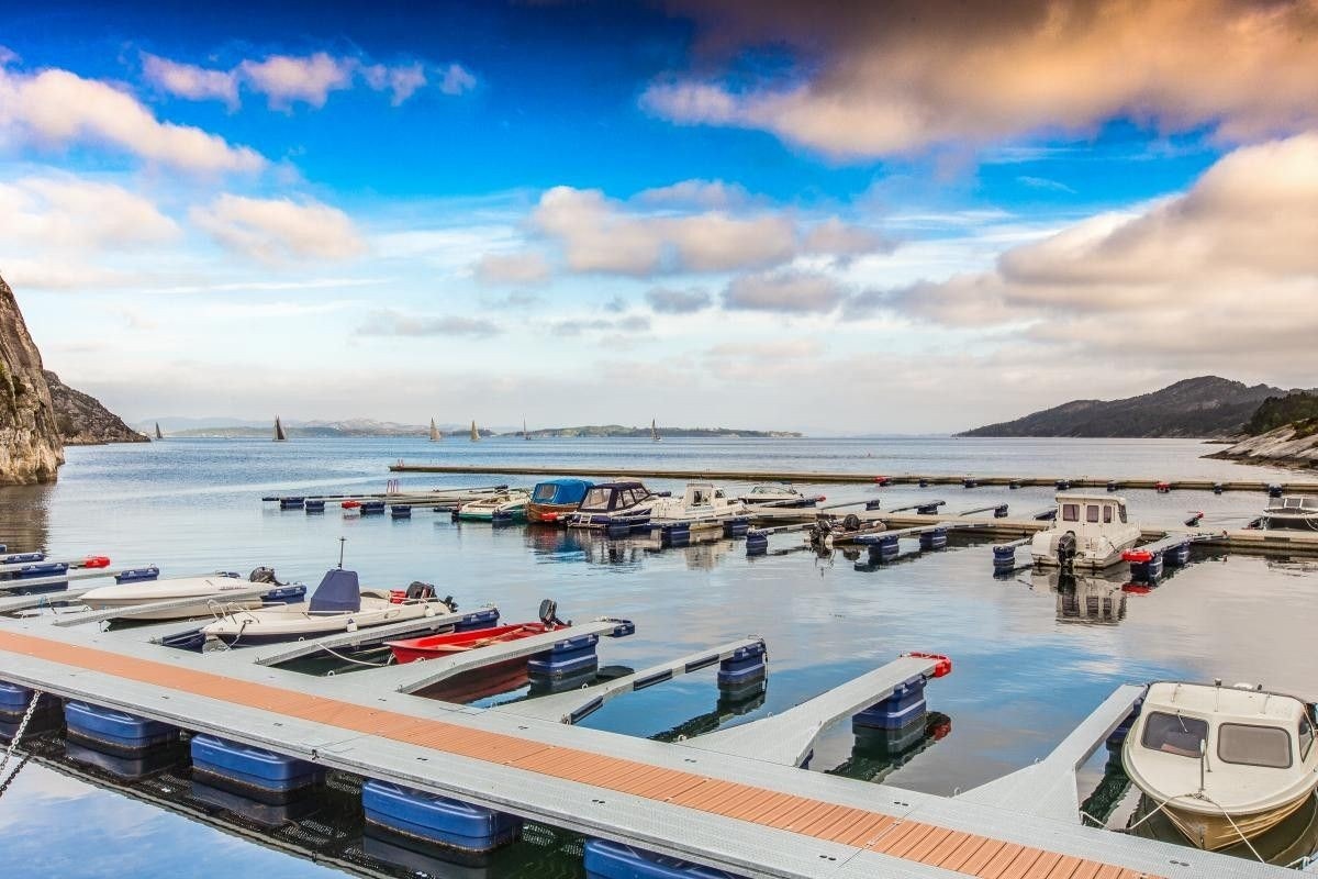 Like nedenfor tomtene er det mulig å kjøpe båtplass i marina, flere fiskemuligheter og tilkomst til sjøen. Galleribilde