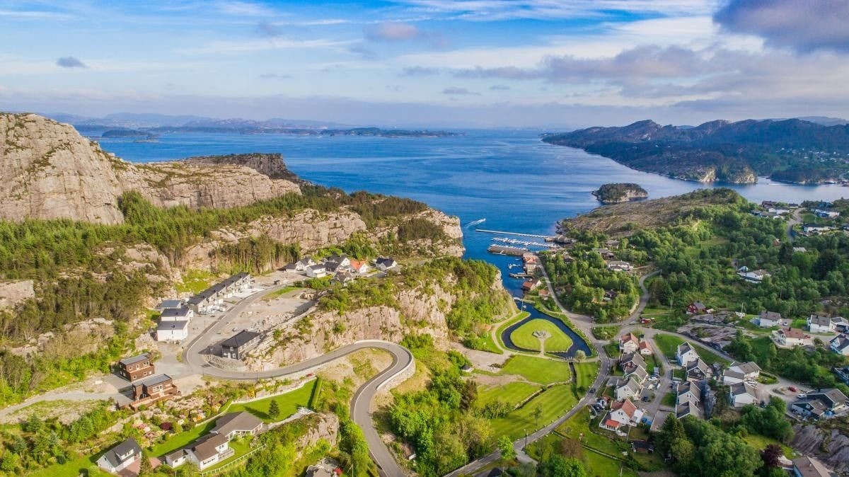 Boligfeltet har nydelig utsikt sørover Raunefjorden, Lerøy mm. Galleribilde