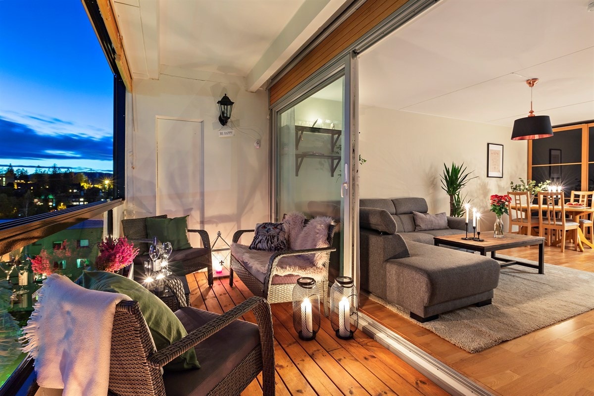 Det er god plass til utemøblement på veranda Galleribilde