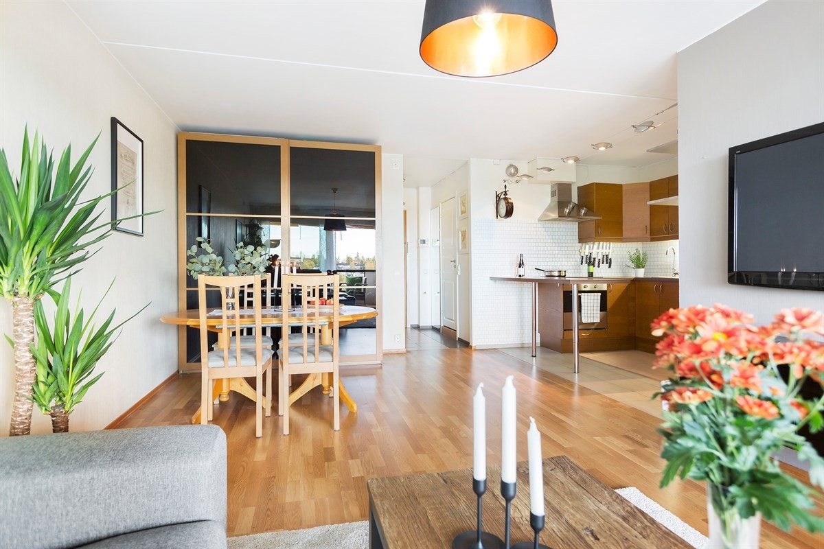 Stuen har en åpen kjøkkenløsning Galleribilde