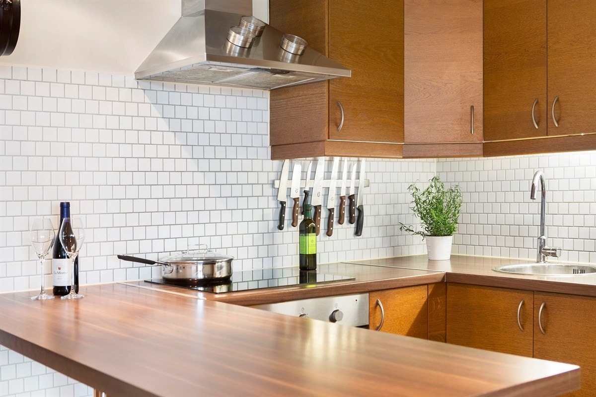 Stilfullt kjøkken med god skap - og benkeplass Galleribilde