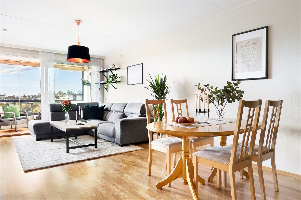 Leiligheten har store vinduer fra 2007 som slipper inn rikelig med lys Galleribilde