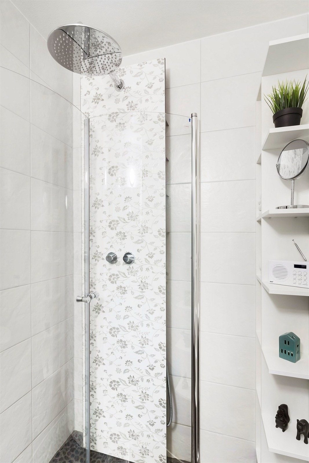 Badet har åpen dusjplass med slagdører som kan vendes inn for å få et mer romslig bad Galleribilde