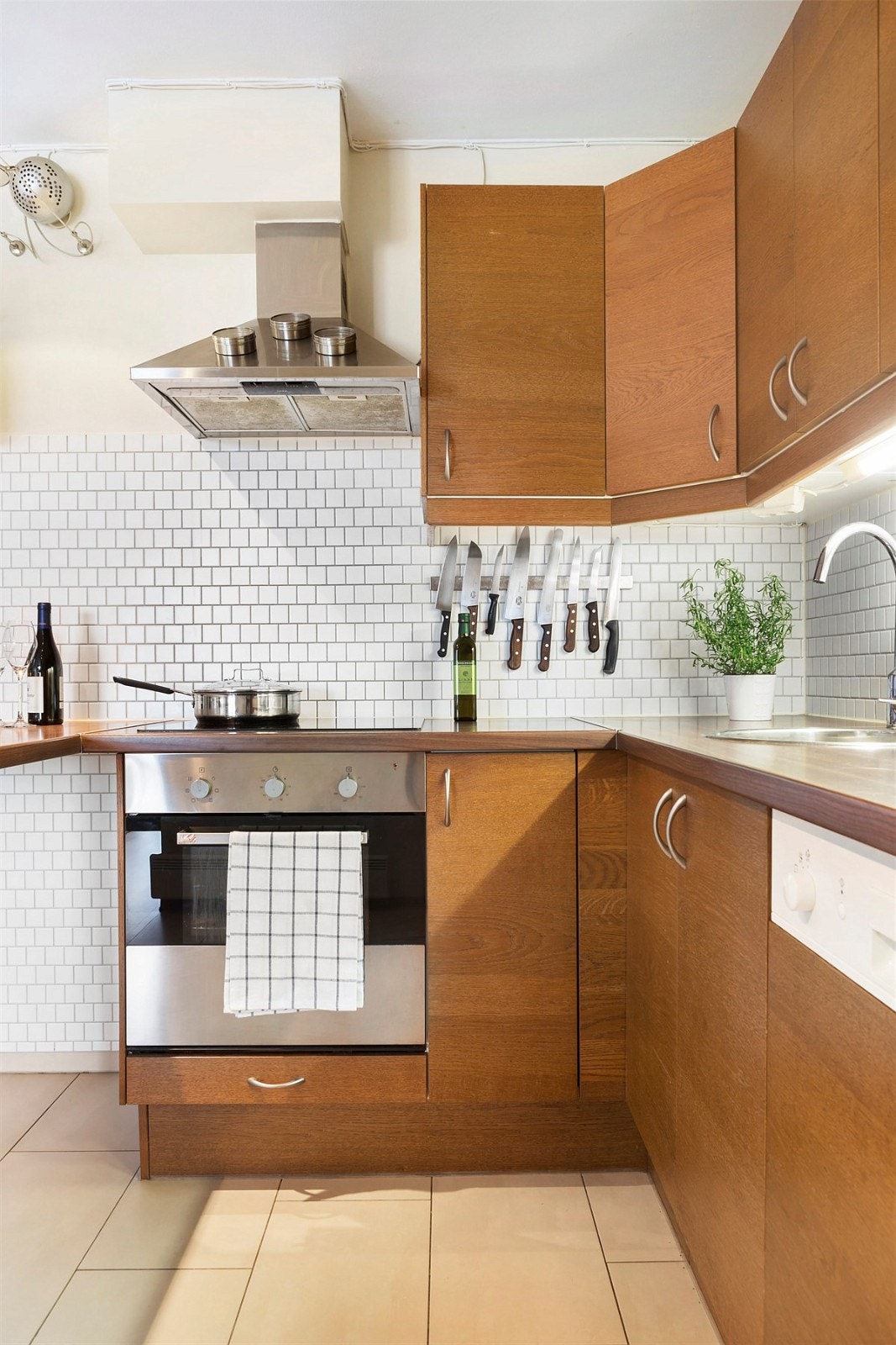 Her får du integrert oppvaskmaskin, komfyr med induksjon koketopp, samt kjøl - og fryseskap Galleribilde