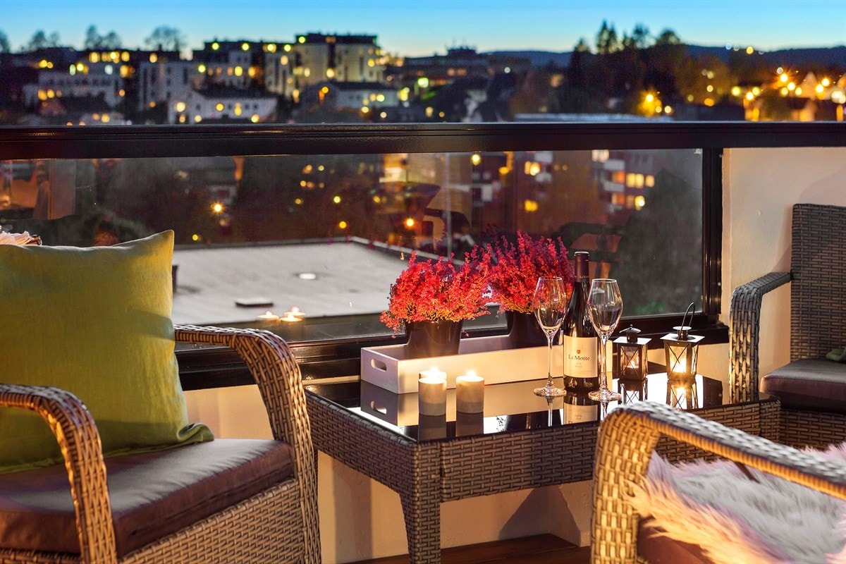 Innglassingen kan skyves bort slik at man får en mer åpen og luftig veranda Galleribilde